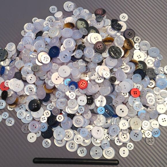 BUTTONS 1 Pound Crafty Nostalgic Plastic White Plastic Buttons - Picture 1 of 7